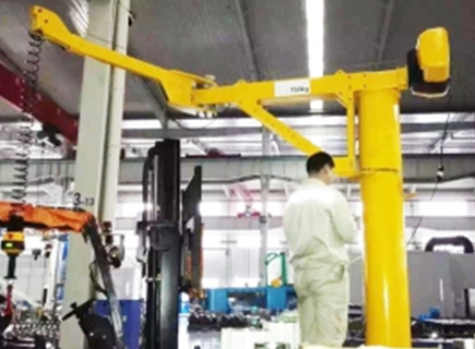 和懸臂吊相比，智能折臂吊更適合高精尖設備吊運工作